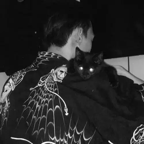 2022最新男生头像黑白,你要热爱这个世界