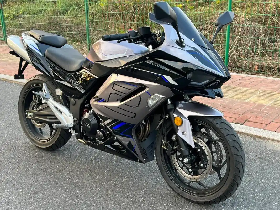 国产川崎h2,400cc双杠 新车刚买一星期,跑了100公里,家里人发现不让玩