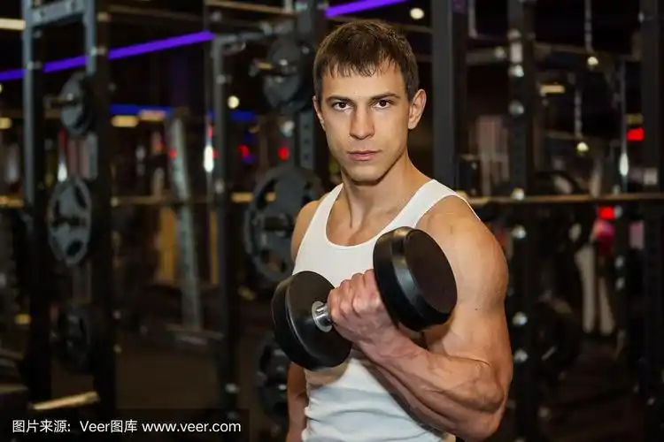 健身房的年轻肌肉男