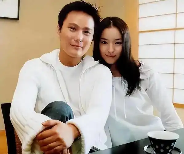 朱小妹就是这个日记本的持有者,她正是张信哲的一位女歌迷.