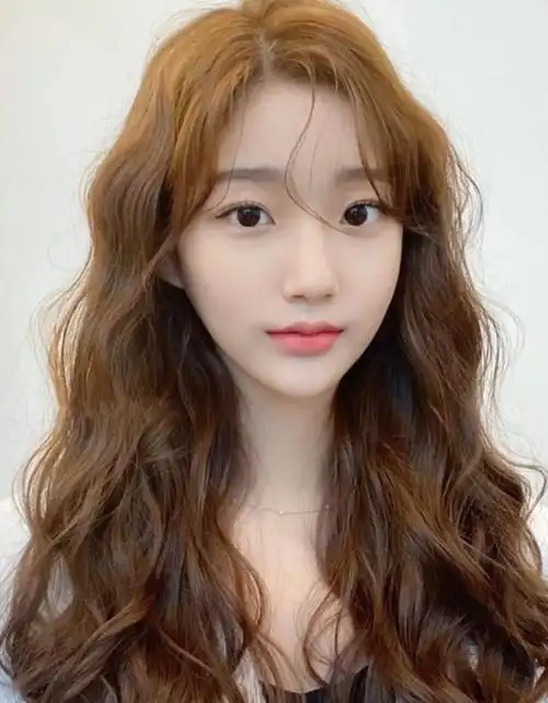 黑长直过时了,2021最流行这5款温柔卷发,巨显脸小又吸睛_发型