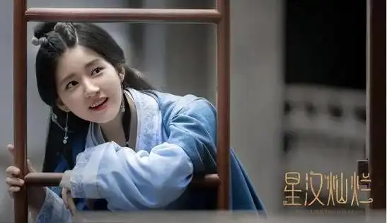 她的容貌比小白花更富灵动,比国色天香更加清秀,特别是那种娇媚而机智