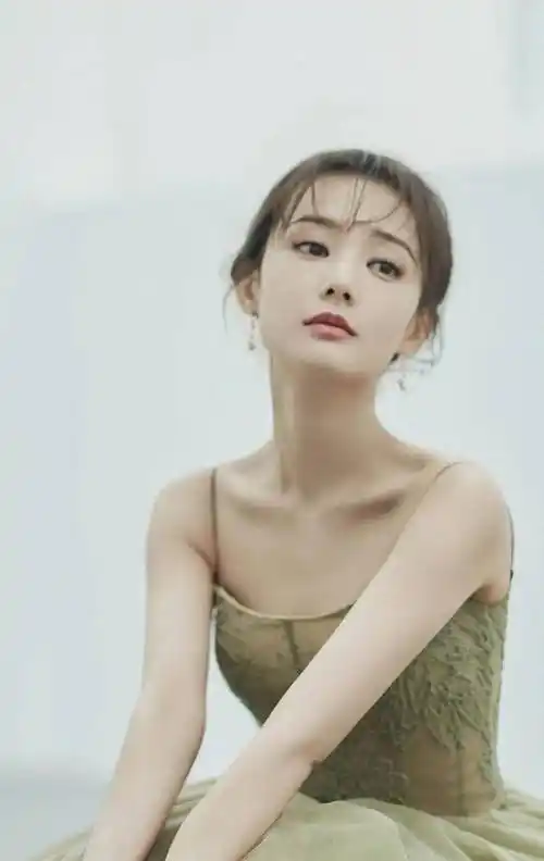 33岁李一桐时尚性感!_表演_观众_角色