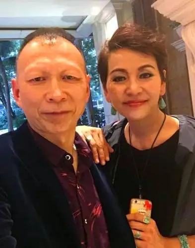 天生是演丑角的料,却娶美若天仙妻子,如今女儿美得不敢认_李明