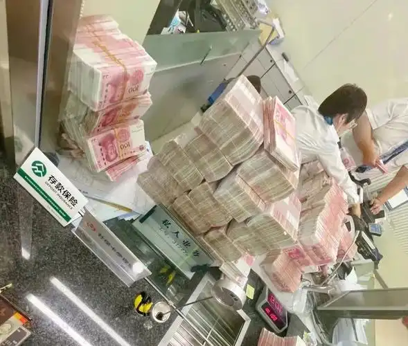 应该够大v门槛了)去上海银行取钱,后来嫌银行态度不好,回头怒取500