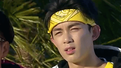 二十四小时吴磊眯眼呆萌gif动图_动态图_表情包下载_soogif