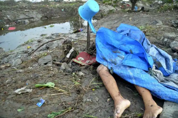印尼3米高海啸冲垮屋舍 强震至少30死!海水退后惊见「遗体遍地」.