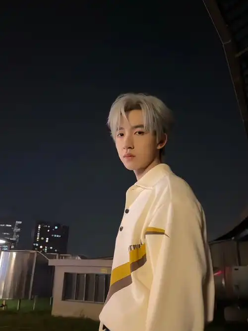 贺峻霖银发随拍