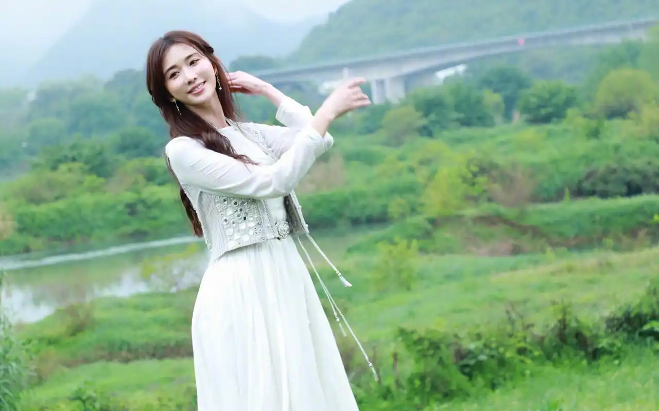 林志玲清新户外写真桌面壁纸