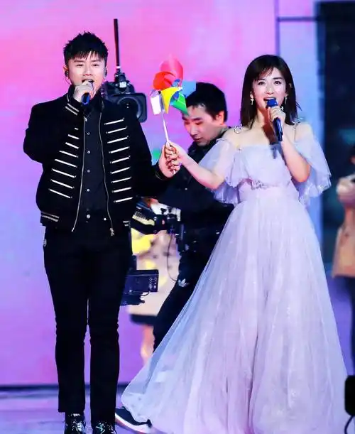 张杰演唱会尺度太大?谢娜吃醋怒发微博:你小子,别太开朗