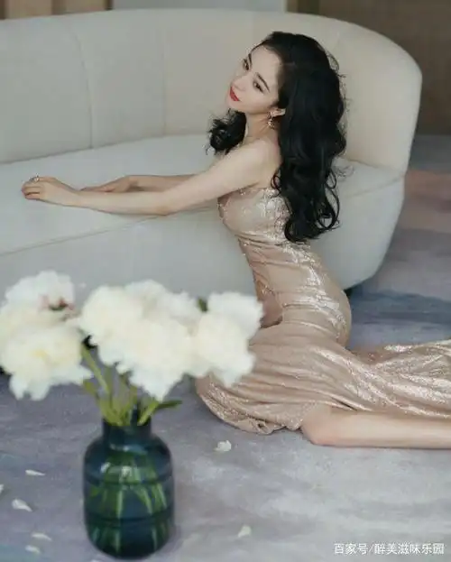 杨幂耀眼的紧身礼服,暴露出真实身材!
