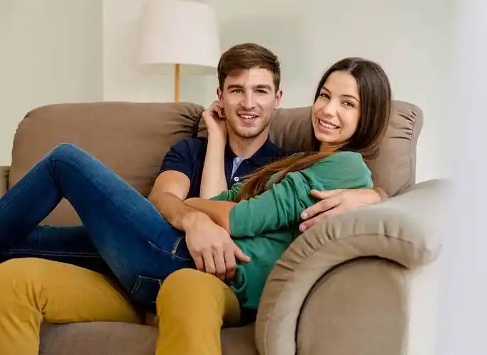 坐,夫妇,沙发,年轻,情侣,搂抱_高清图片_全景视觉