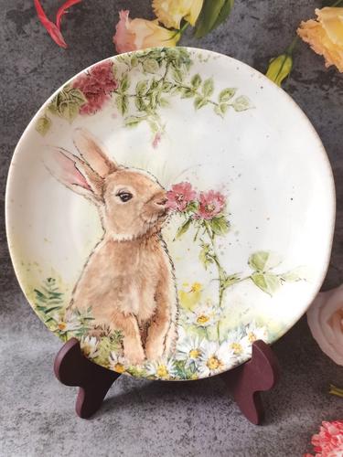 超美陶瓷盘子手绘粉花兔子青花彼得兔85寸饭盘背面彩绘装饰摆件
