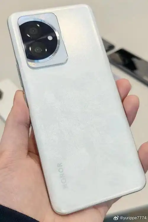 在正式发布之前,多位数码博主提前放出了两款手机的实机照片.