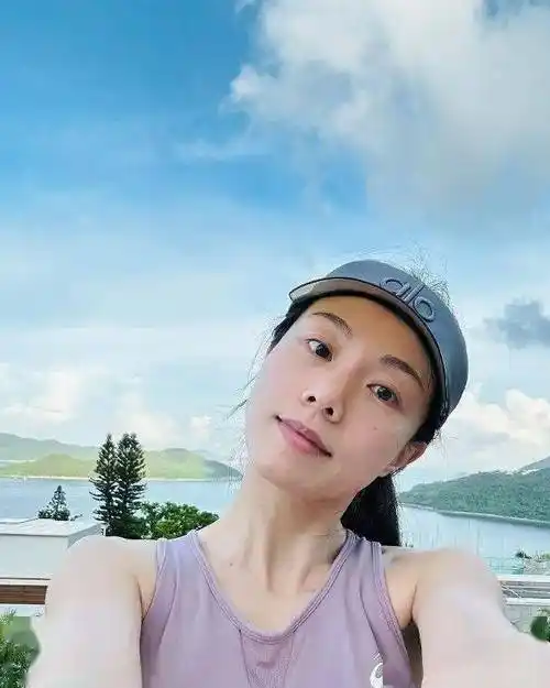 邓丽欣素颜近镜自拍 尽晒白滑美肌_stephy_运动_新歌