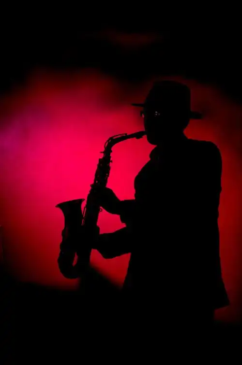 吹着萨克斯的男人