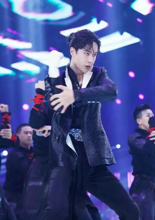 博博/王一博什么时候再扎一次啊#王一博巴黎时装周##王一博长风破浪