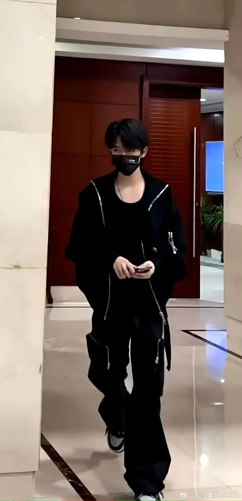 贺峻霖 男模01#黑色系 #禁欲系 #男友风 #走路带风 - 抖音