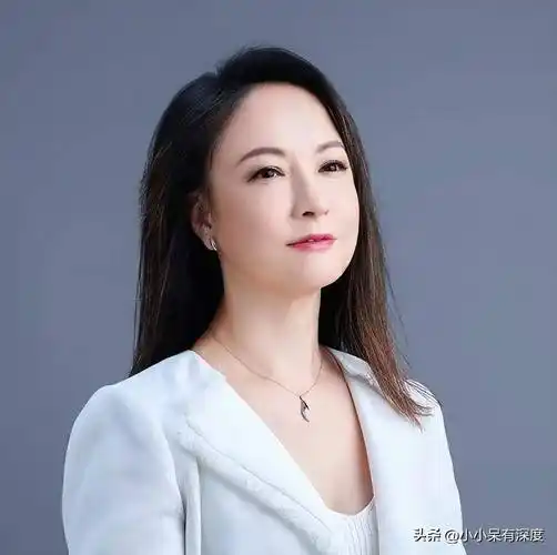 东方卫视名嘴袁鸣近照,发福似路人,记得她年轻时大方亲和的样子_节目