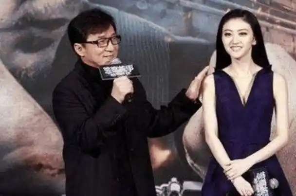 成龙甄子丹等人都不敢动她, 王思聪也不敢怼, 却被他亲上了_景甜_时候