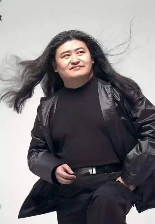 原创有钱有名又怎样58岁刘欢机场照头发花白状态差一番话引人深思