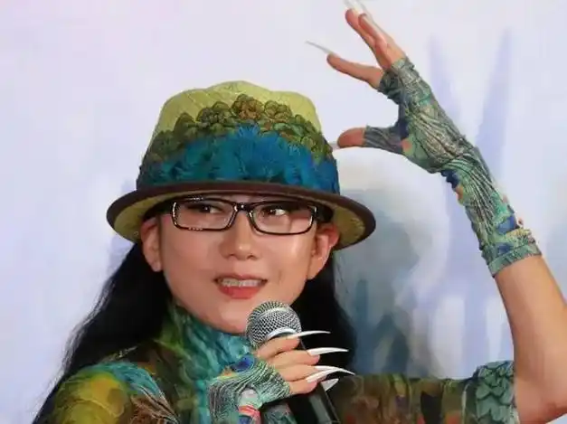 杨丽萍多年不摘帽子以为是装饰摘下帽子时让人感慨良多