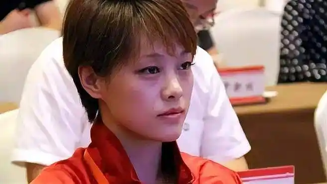 刘翔二婚妻子吴莎出席活动太飒了,素颜打扮像长大的"全红婵",网友:比