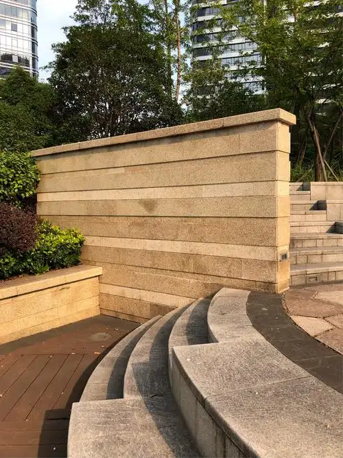 屋顶花园的景墙采用不用厚度的石材贴面,贴面给人的线条感很强.