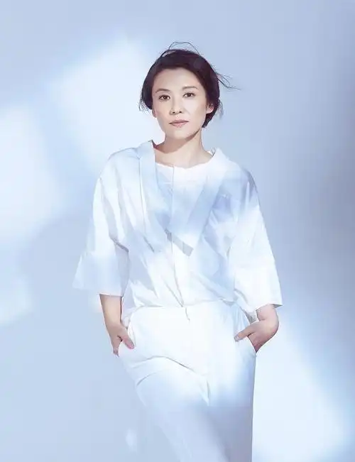 与徐铮同是上戏同学,《暖春》中的自私婶娘,今43岁美得优雅大气_郝洋