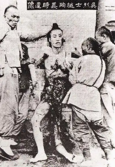 吴樾尸体已经遭受重创,腹溃肠流,但头颅完好无损,虽血肉淋漓,依旧怒目