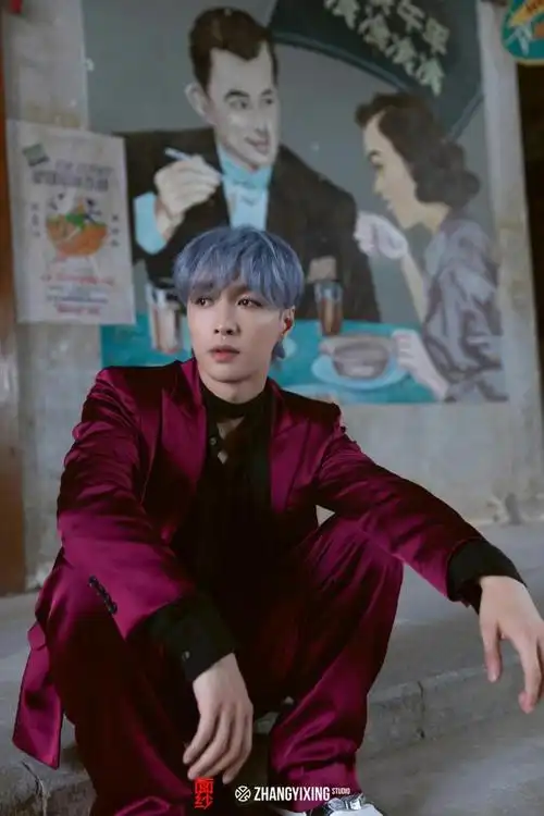 张艺兴灰色西装写真(张艺兴新歌面纱银发脸链造型写真释出)4