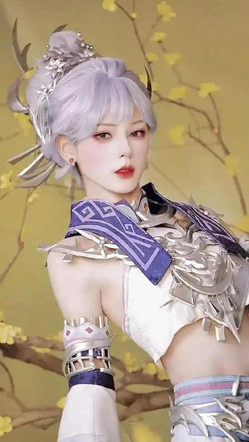 张予曦cos杨玉环封神!4a腰和大长腿太绝了,网友:不愧是建模脸