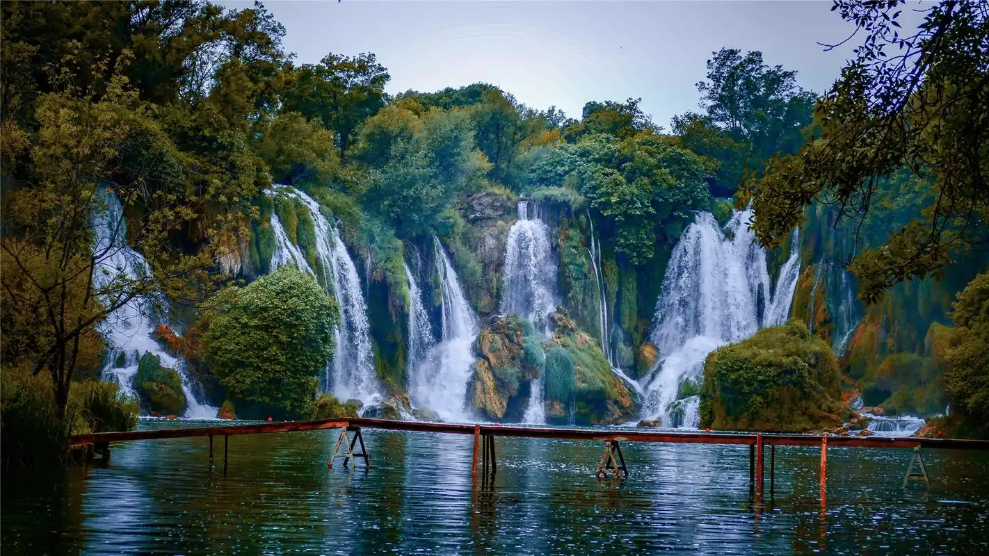 山间瀑布唯美高清桌面壁纸