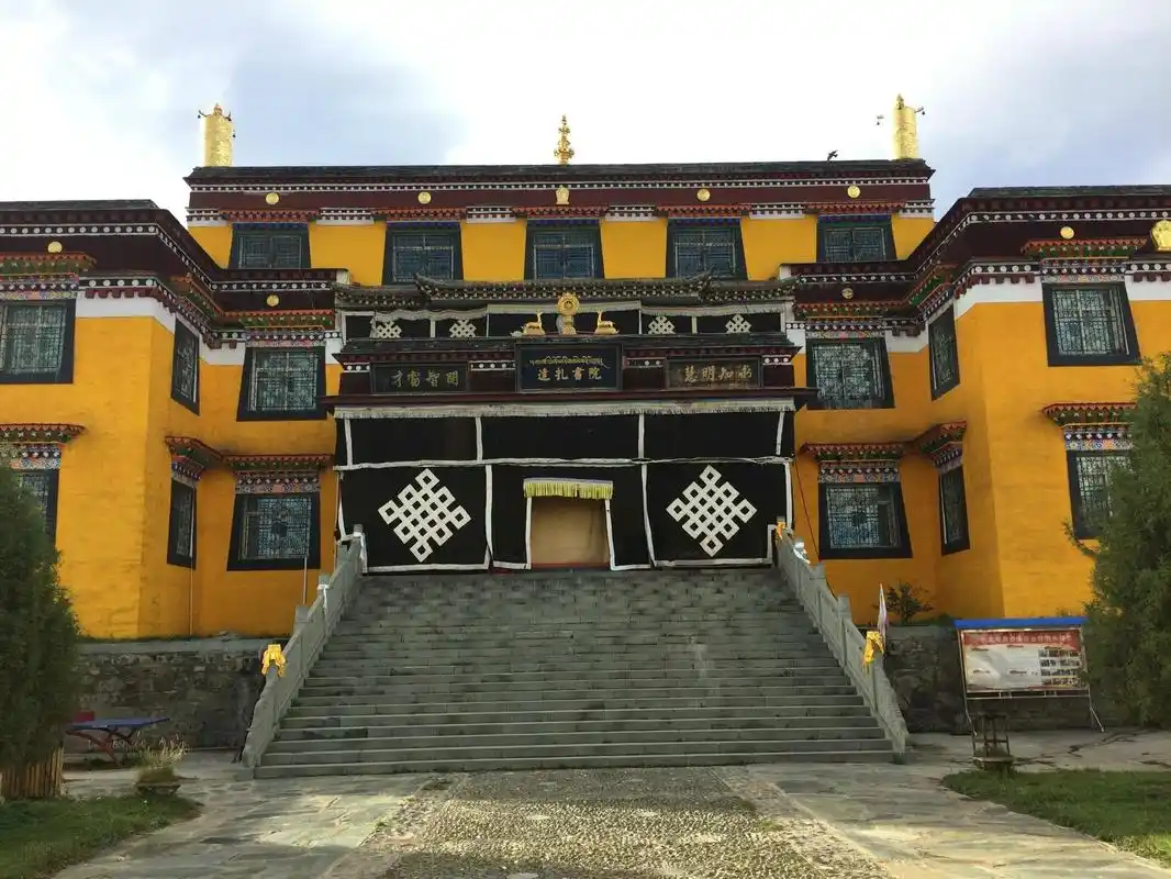 达扎寺位于若尔盖县城,是一座有三百多年历史的格鲁派藏传寺庙.