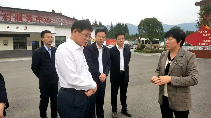 市委政研室主任陈海清,县委书记吴韬,县委常委,政法委书记袁愈绍,县委