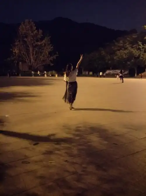 每一个背影都有它的故事,回忆在忧伤,那只是回忆