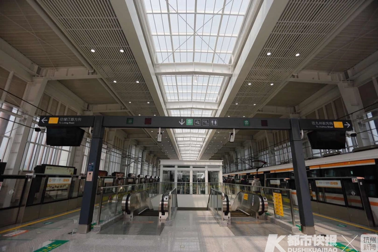南峰站,八百里站,青山湖科技城站)设计为全岛式站台,地铁站内的pis屏