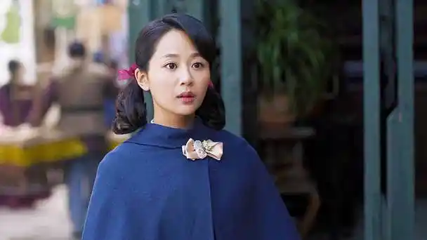 边笑边说:杨紫一小孩演我老婆,太尴尬了!