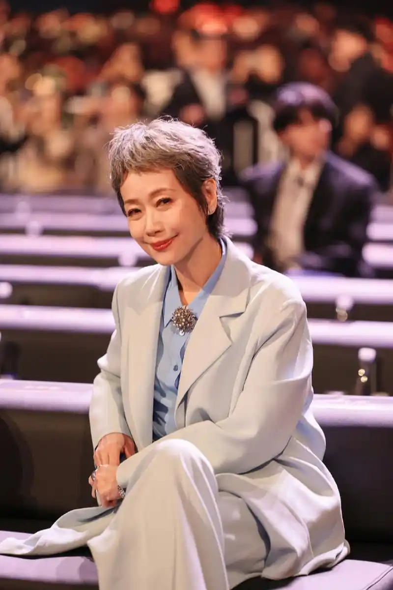 简直吊打一些小鲜肉啊!  看到叶童的照片,天哪,帅到我了.