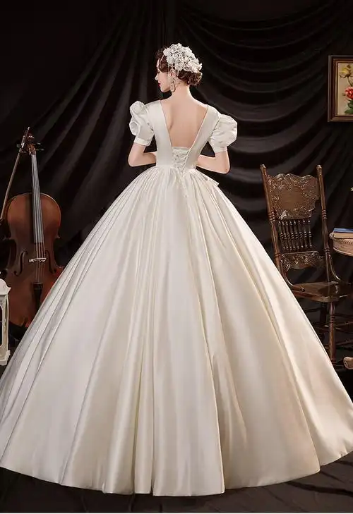 法式香槟色亮缎婚纱2021新款赫本女神深v领宫廷灯笼袖新娘蓬蓬裙