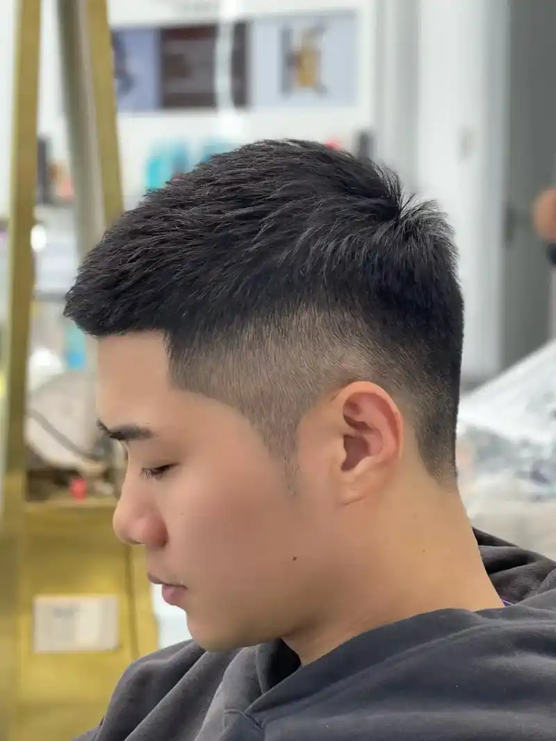 男生清爽短发 短发也可以很精致 想要发型干练有型 两边的头发