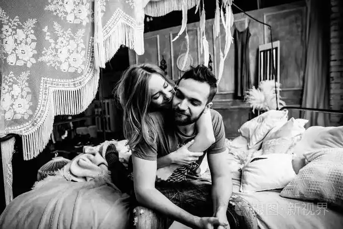 情侣接吻拥抱对方黑白照片侧面