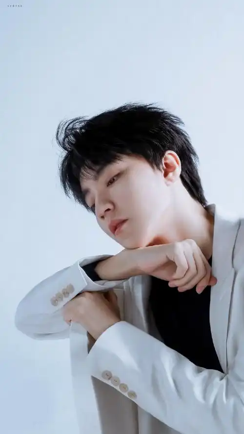 王俊凯elle四月刊封面