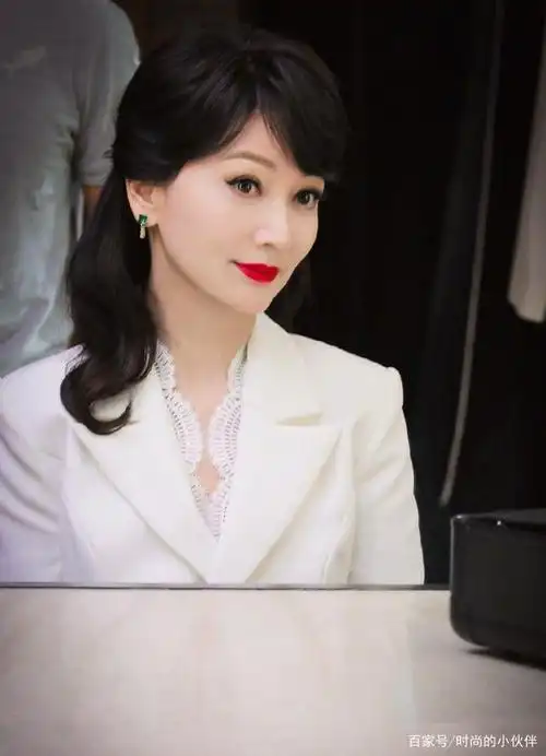 65岁赵雅芝穿西装配蕾丝,简约中带着优雅高贵气质,女神范十足