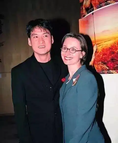 男人在成功后就抛弃糟糠之妻的例子也不是没有,但对周华健来说,康粹兰