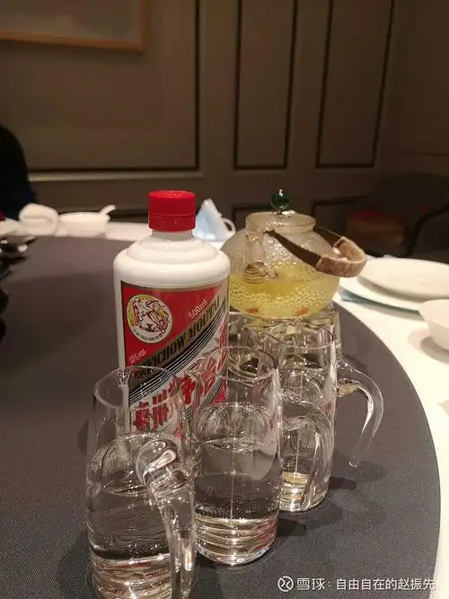 大年初三四个同学在爱琴海晶苑聚餐,第一次喝2020年的茅台,不容易呀.