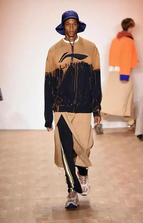 路虽弥,不行不至,对于刚刚踏上国际时装周的李宁来讲,"行则将至" 这样