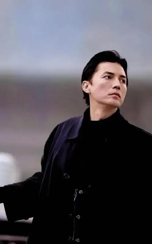 被尊龙的老年状态惊艳穿衣体面白发不染70岁还是优雅贵公子