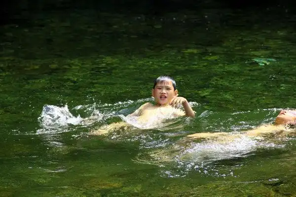 钱江源头戏水娃(组图)