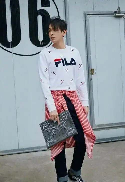 不过仔细看看,张若昀这个"电板"包包倒是挺别致,与他脚上穿着